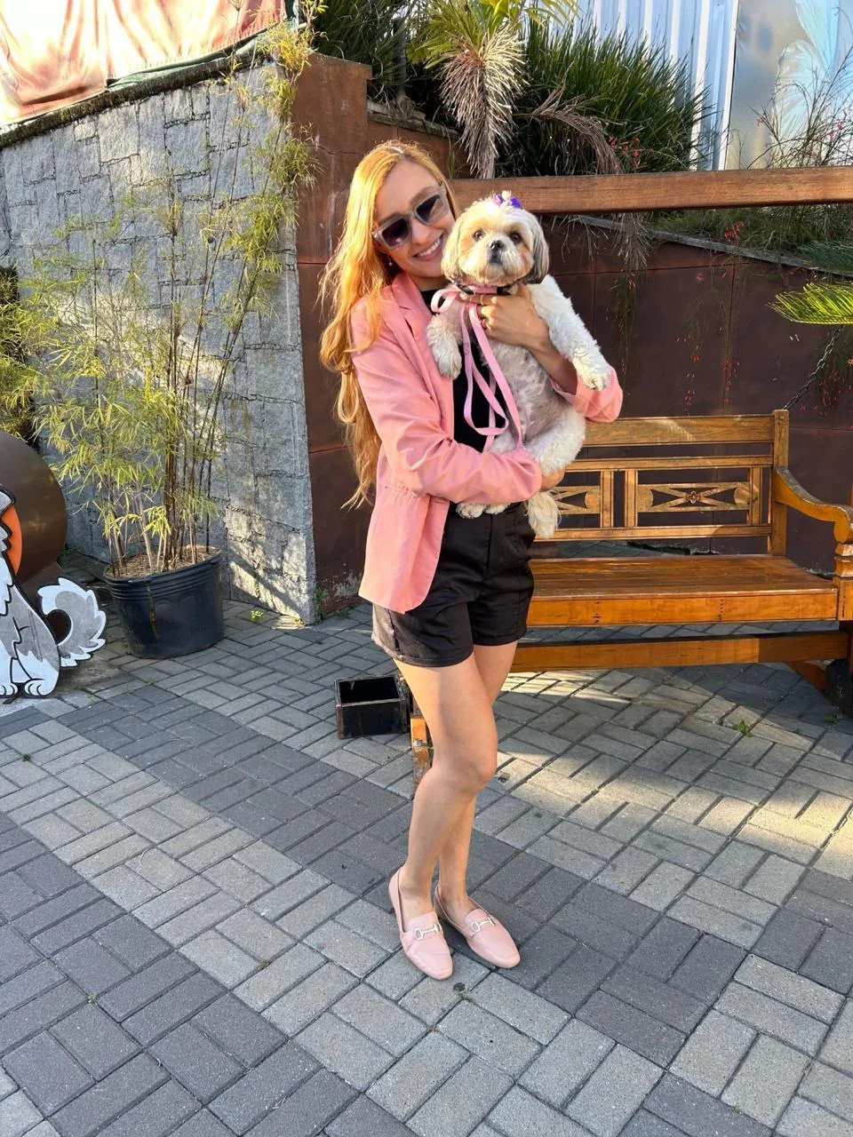 Bruna com a cachorrinha dela