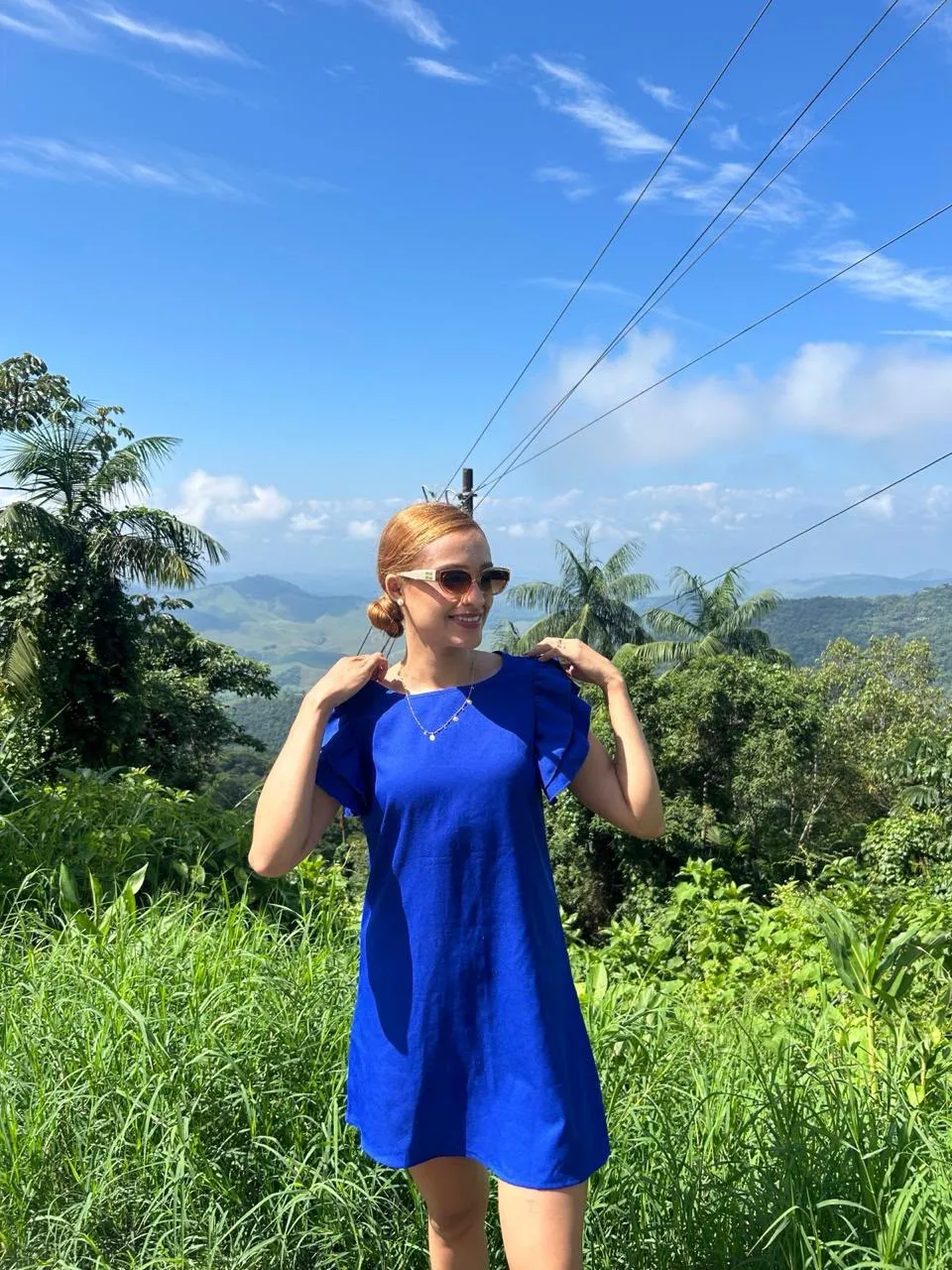 Bruna em meio à natureza, durante uma viagem
