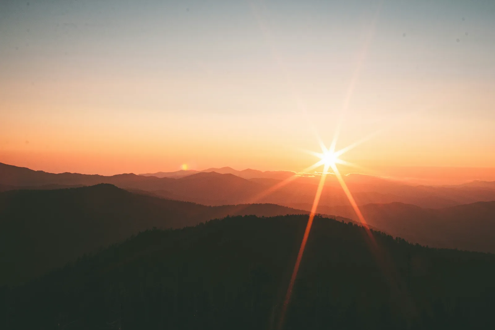 Paisagem de viagem ao entardecer, representando uma nova fase e novos caminhos longe de casa